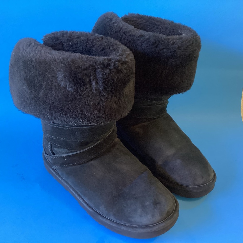 Lamo brand fluff boot. Very versatile, up or down.